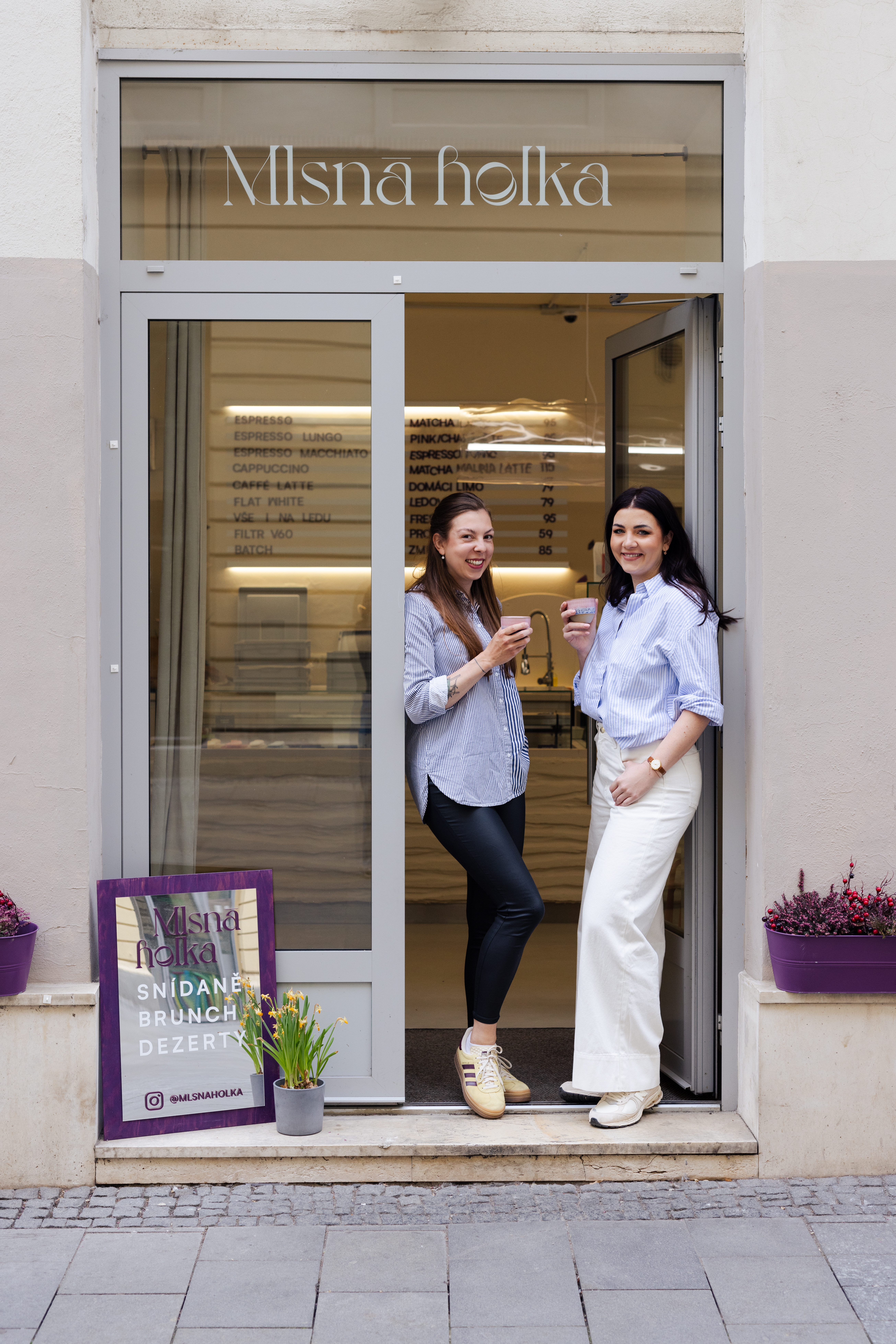 Hanka před pobočkou Mlsné holky na Poštovské